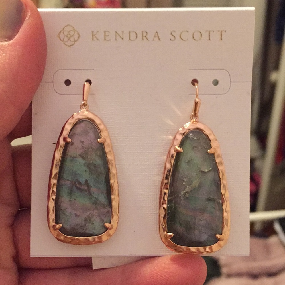 Beautiful brand new Kendra Scott earrings!